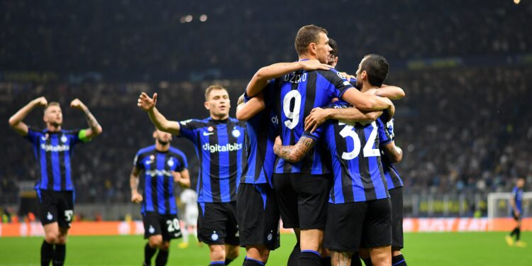 Soccer Football - Champions League - Group C - Inter Milan v Viktoria Plzen - San Siro, Milan, Italy - October 26, 2022  Inter Milan's Edin Dzeko celebrates scoring their second goal with teammates REUTERS/Daniele Mascolo